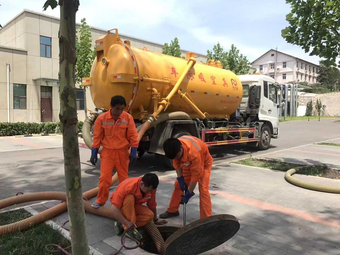 二连浩特化粪池清理与5-8吨吸粪车施工效率分析